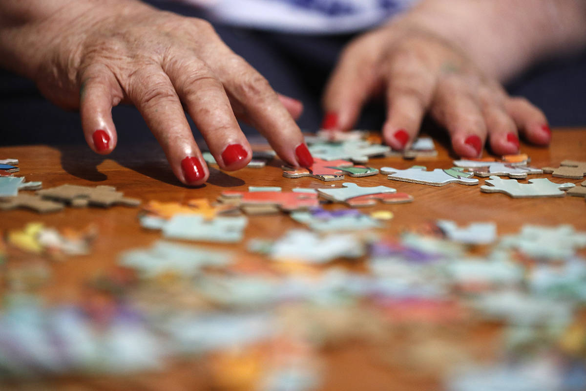 En esta foto de archivo, Francisca Pérez, de 84 años, reorganiza las piezas del rompecabezas, ...