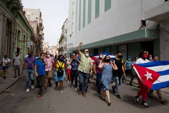Partidarios del gobierno marchan en La Habana, Cuba, el domingo 11 de julio de 2021. Cientos de ...