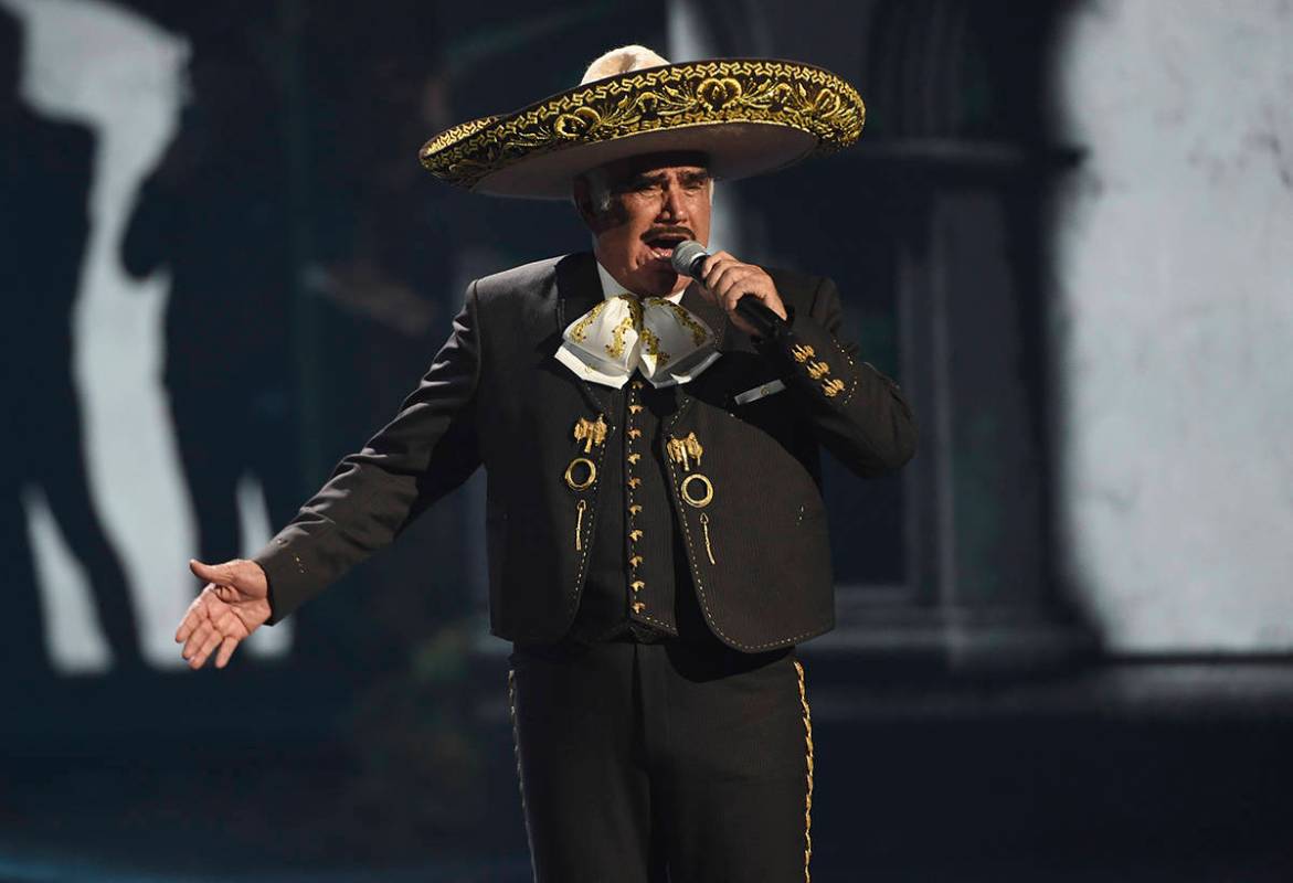 Vicente Fernández realiza un popurrí en la XX edición de los Premios Grammy Latinos el 14 de ...
