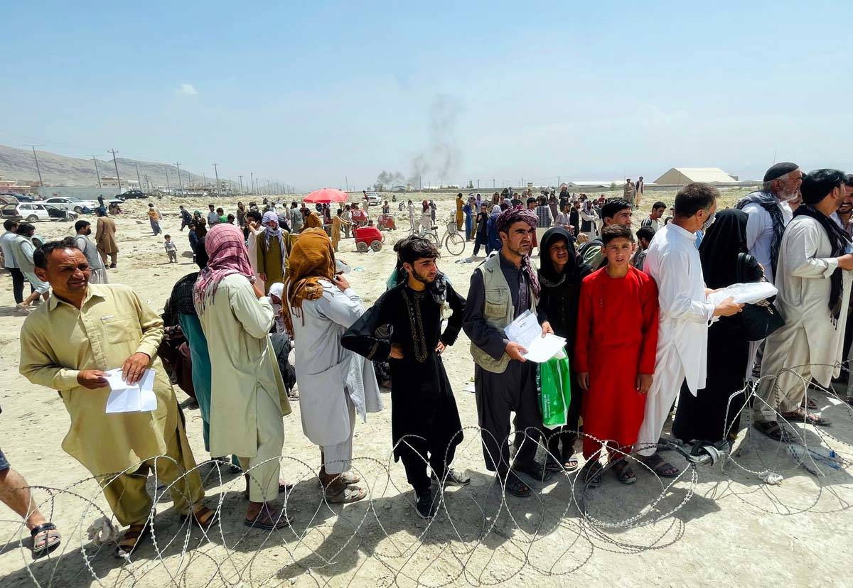 Cientos de personas se reúnen fuera del Aeropuerto Internacional en Kabul, Afganistán, el mar ...