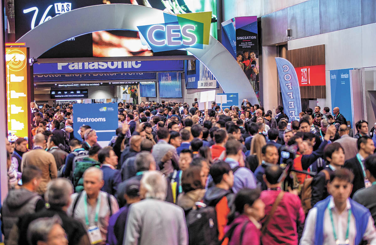 Visitantes esperan fuera del Central Hall en el primer día de CES en Las Vegas Convention Cent ...