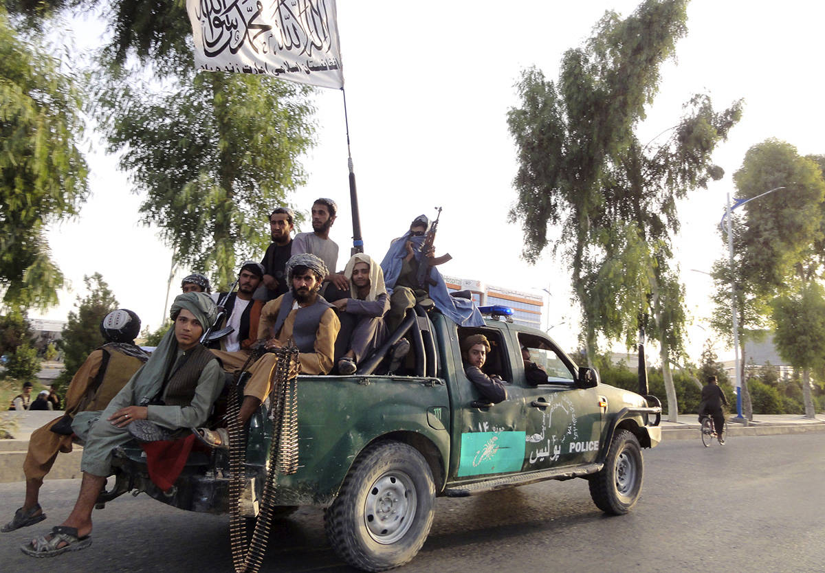 Combatientes talibanes patrullan dentro de la ciudad de Kandahar, en el suroeste de Afganistán ...