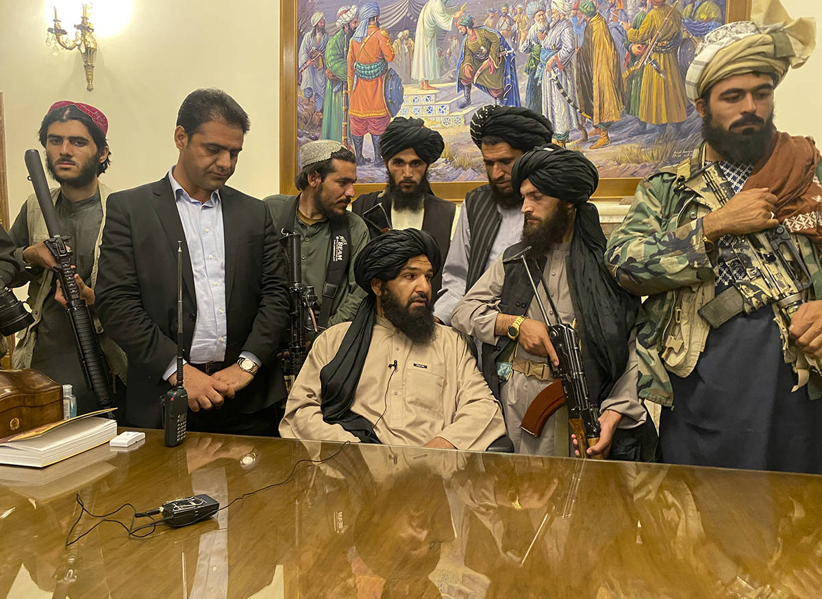 Los combatientes talibanes toman el control del palacio presidencial afgano después de que el ...