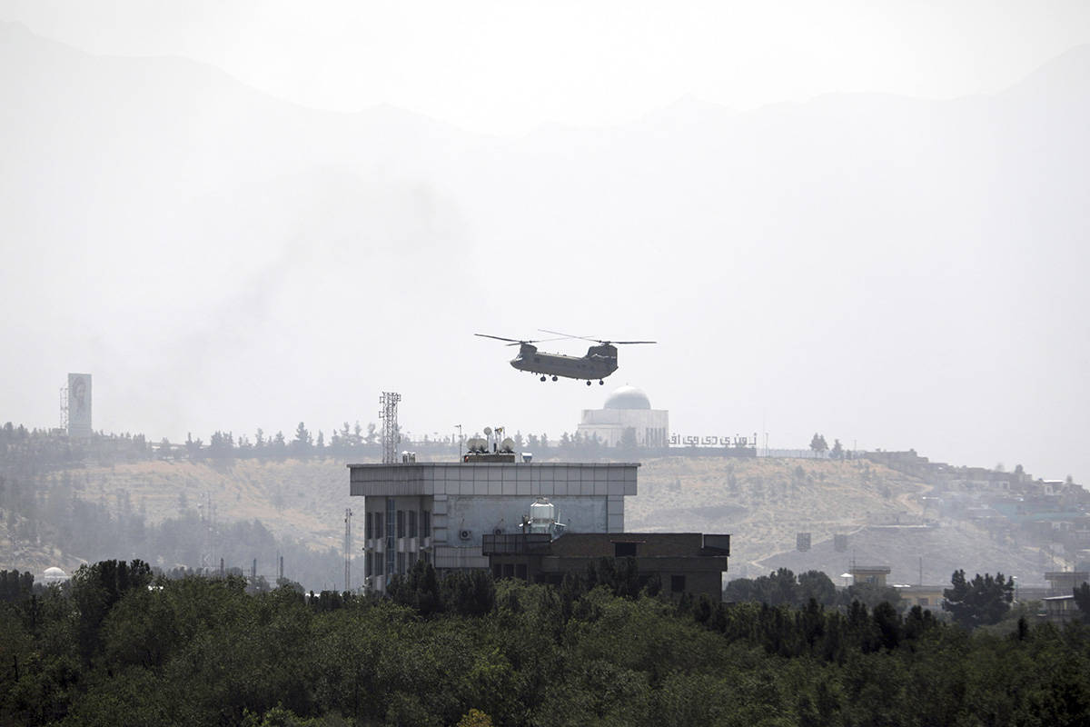 Un helicóptero Chinook de Estados Unidos sobrevuela la Embajada de Estados Unidos en Kabul, Af ...