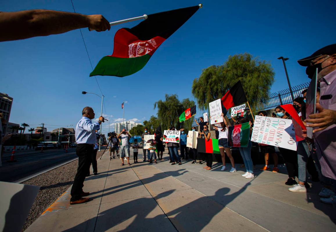 La gente sostiene carteles durante una protesta contra los talibanes y en apoyo de Afganistán ...