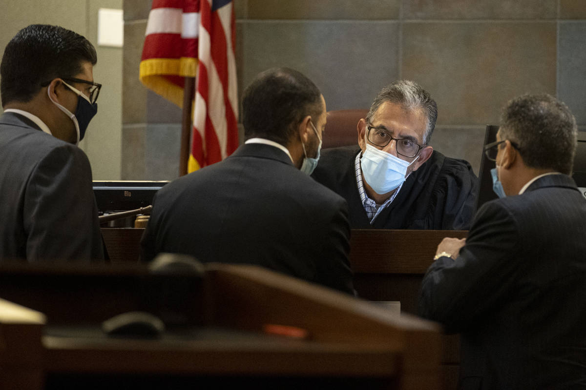 El juez de distrito Michael Villani habla con los abogados en el nuevo juicio de Omar Rueda Den ...