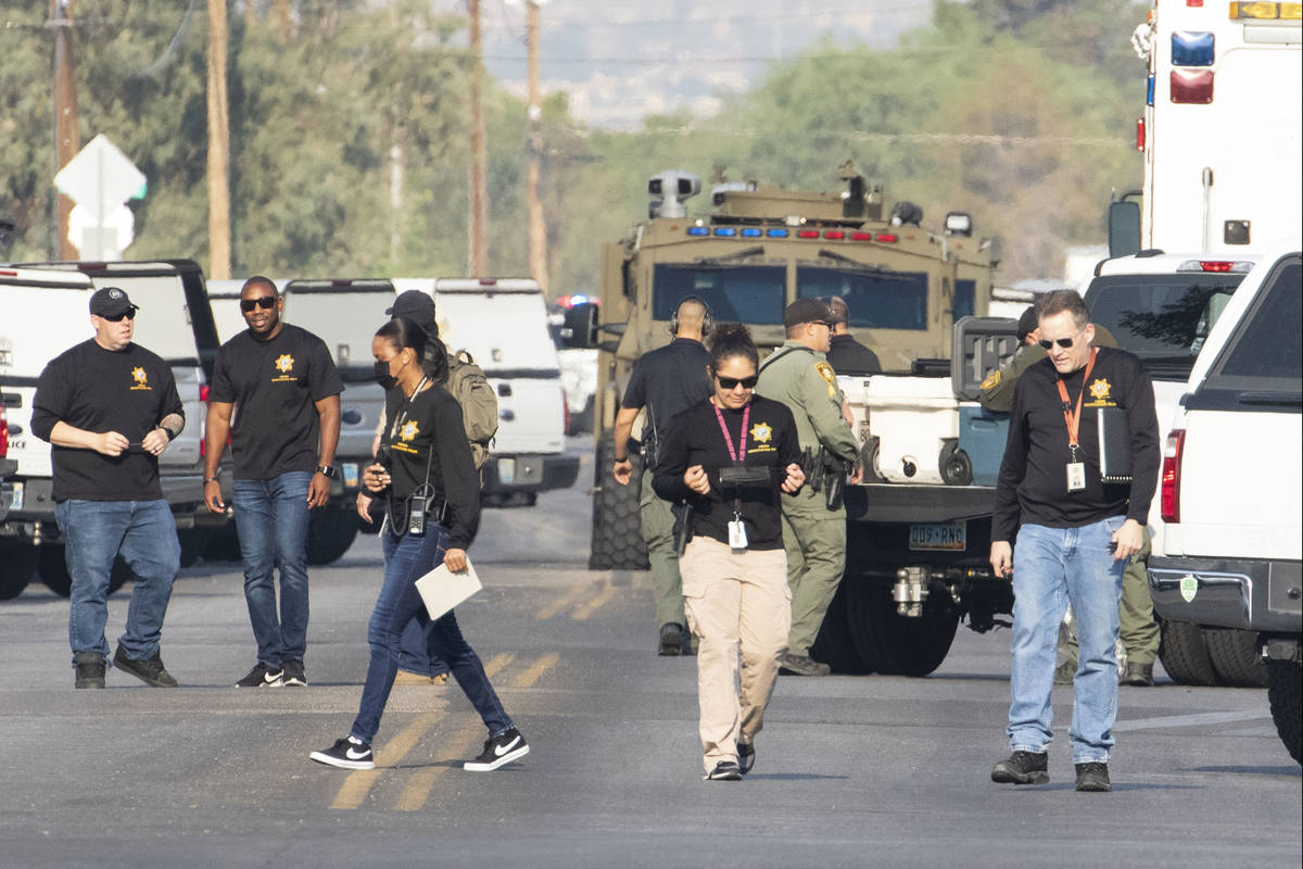 Oficiales de homicidios y SWAT de Las Vegas están presentes en una investigación en el área ...