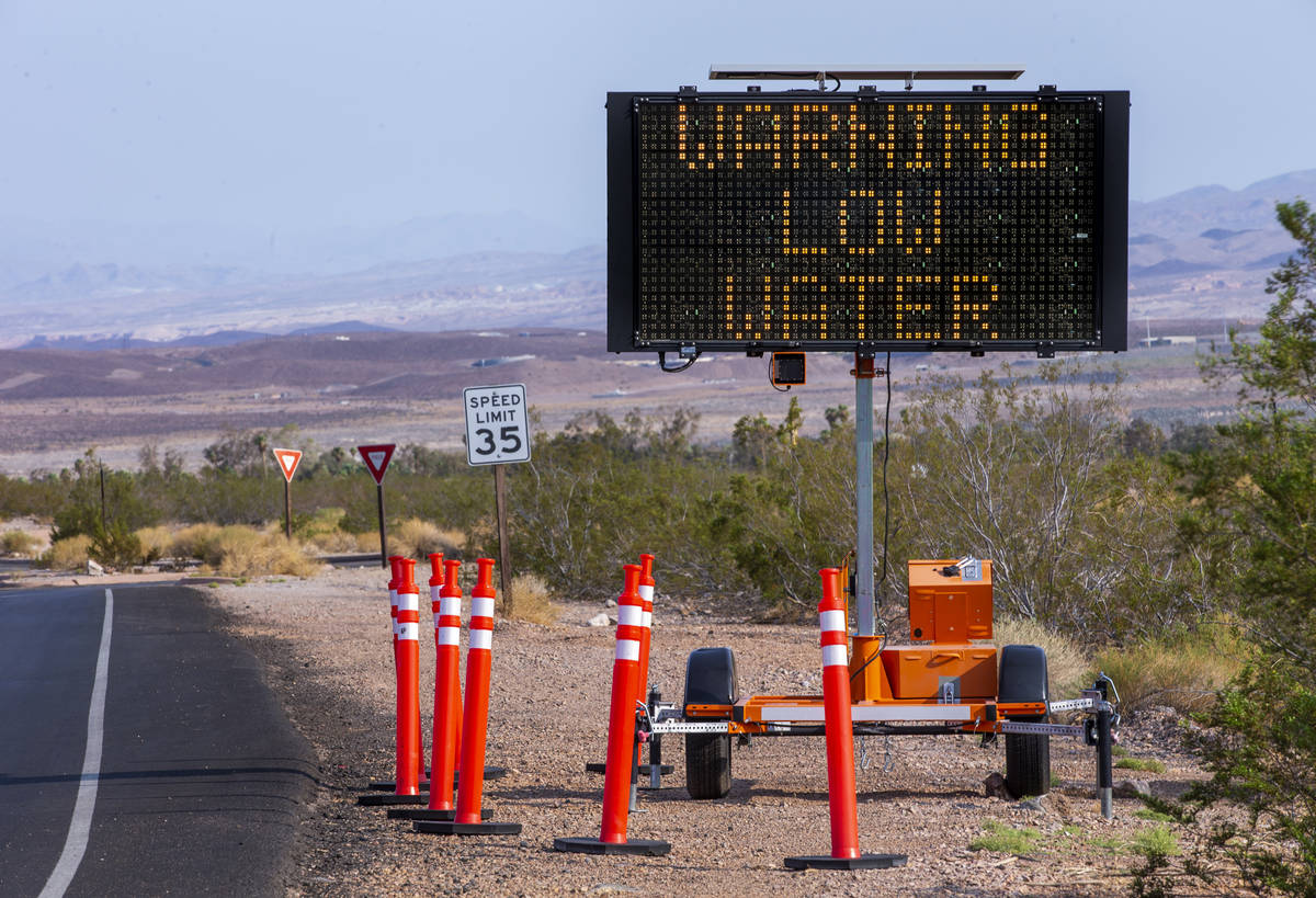 Un cartel advierte sobre el bajo nivel de agua tras la entrada del Lake Mead National Recreatio ...
