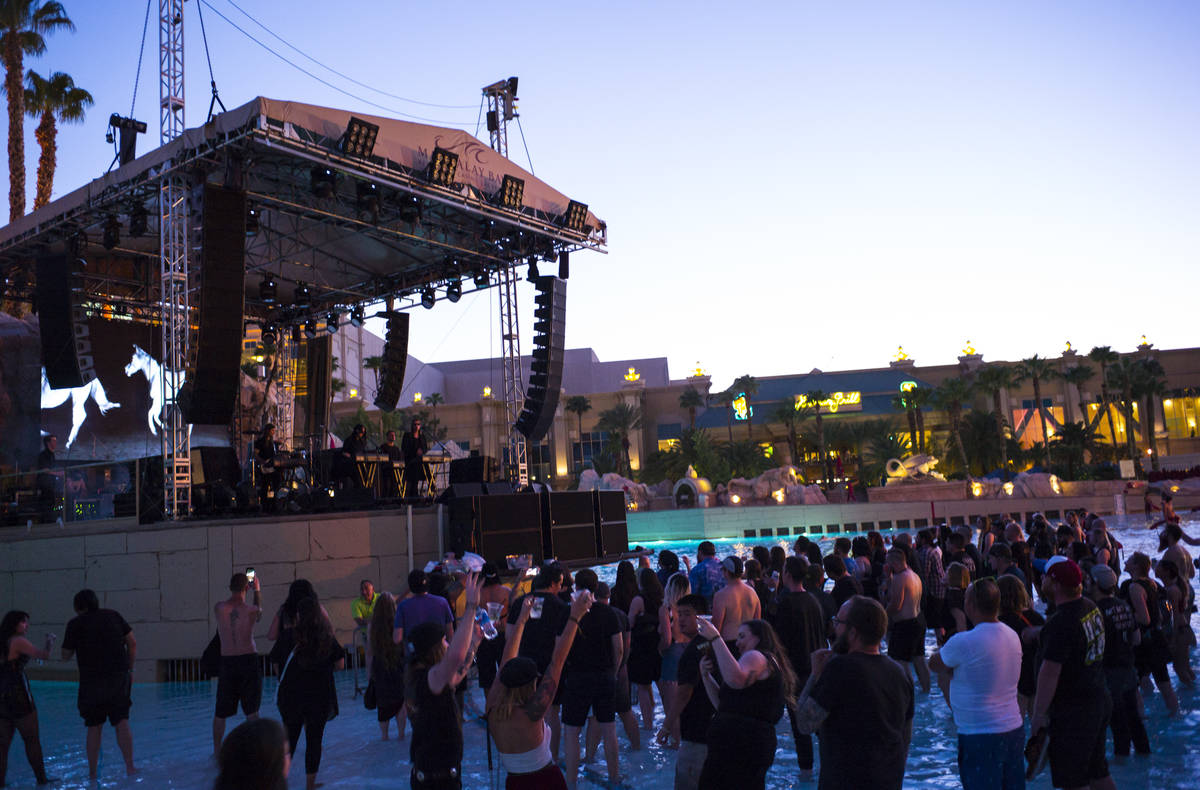 Cold Cave toca en el escenario de playa durante el festival de música Psycho Las Vegas en el M ...