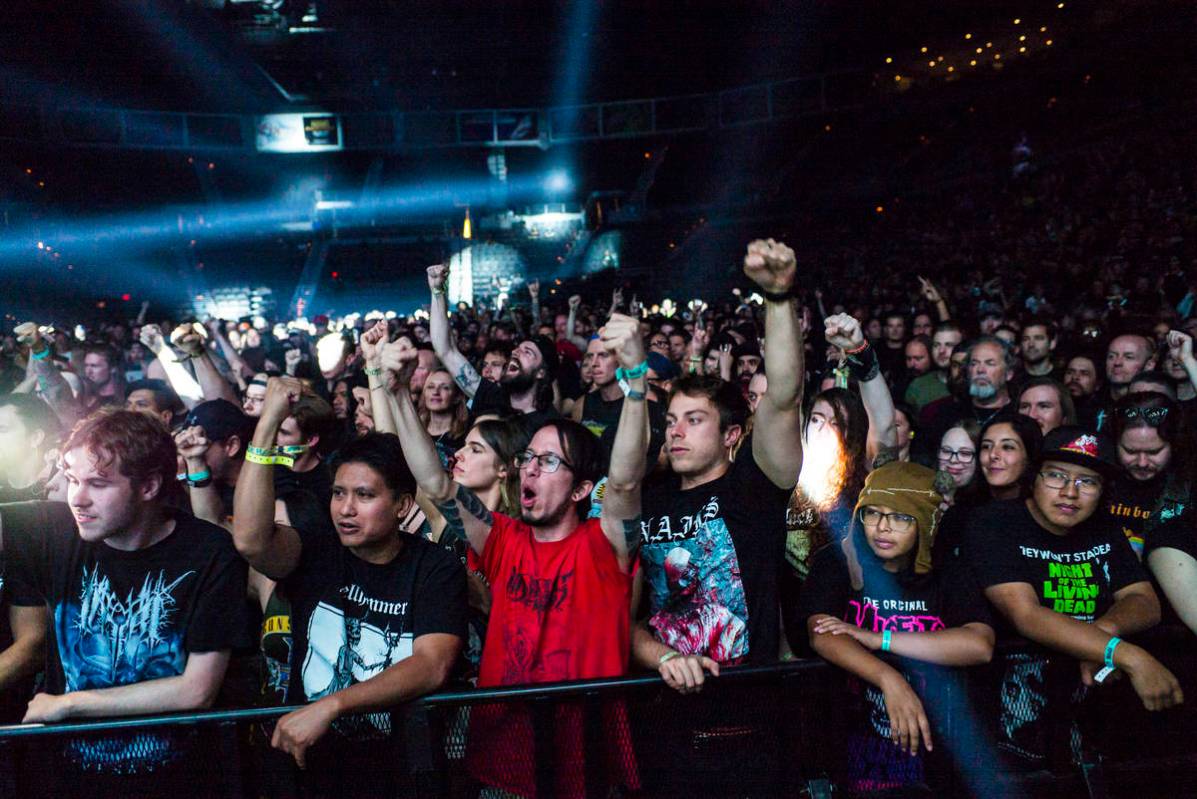 Fans animan mientras Carcass toca en el Mandalay Bay Events Center durante el festival de músi ...
