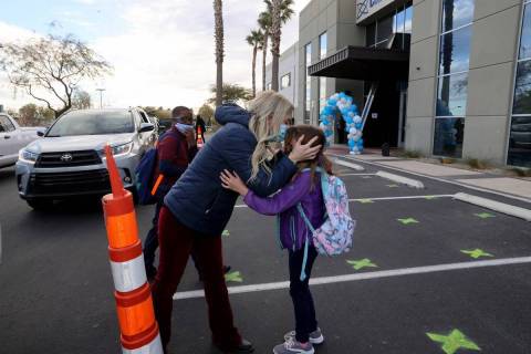 En esta foto de archivo, Kim Salerno se despide con un beso de su hija Tegan, de siete años, a ...