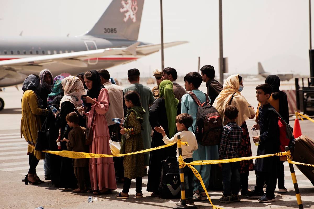 Civiles se preparan para subir a un avión durante una evacuación en el Aeropuerto Internacion ...