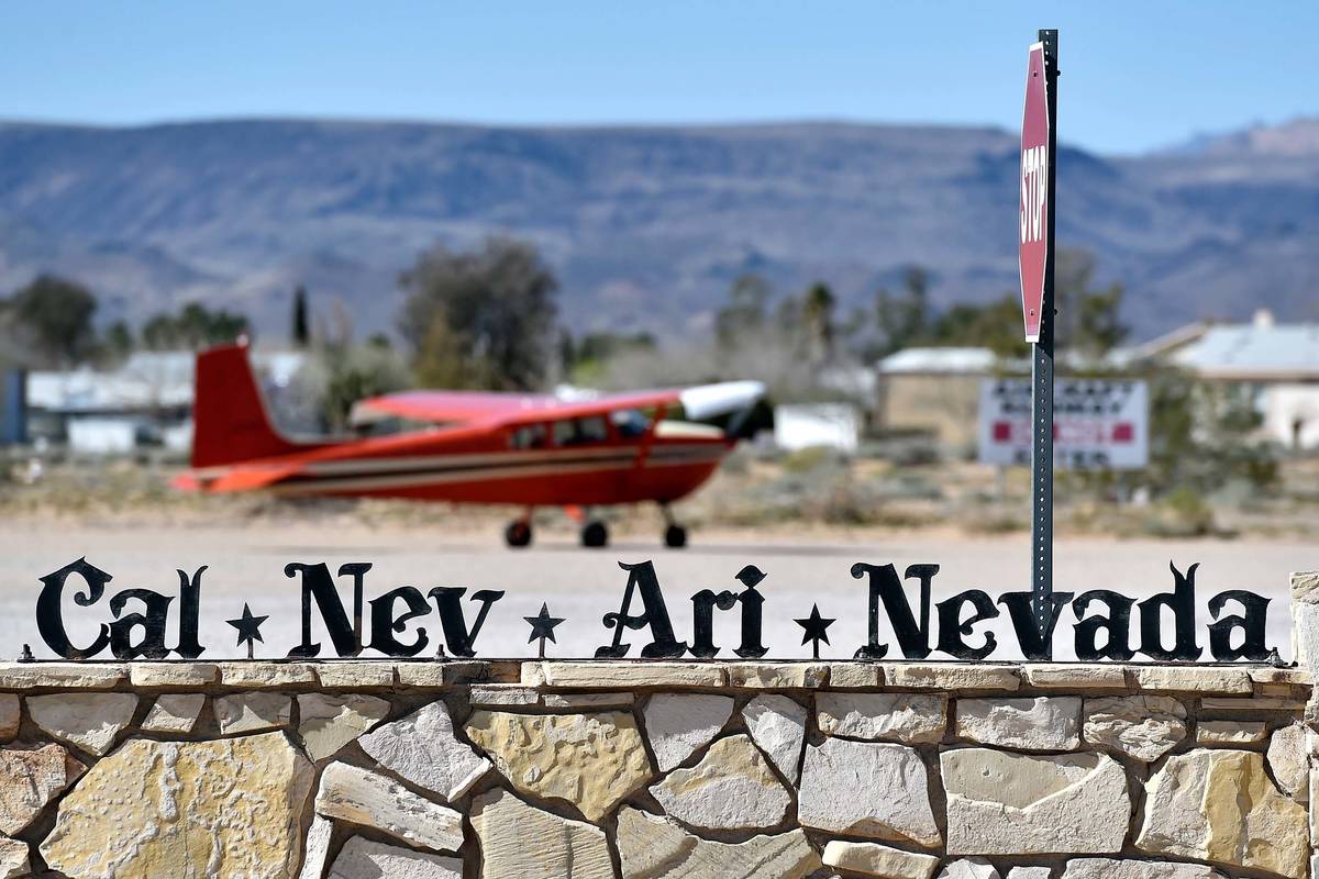 Una pequeña avioneta monomotor estacionada a las afueras del Casino Cal-Nev-Ari el jueves 25 d ...