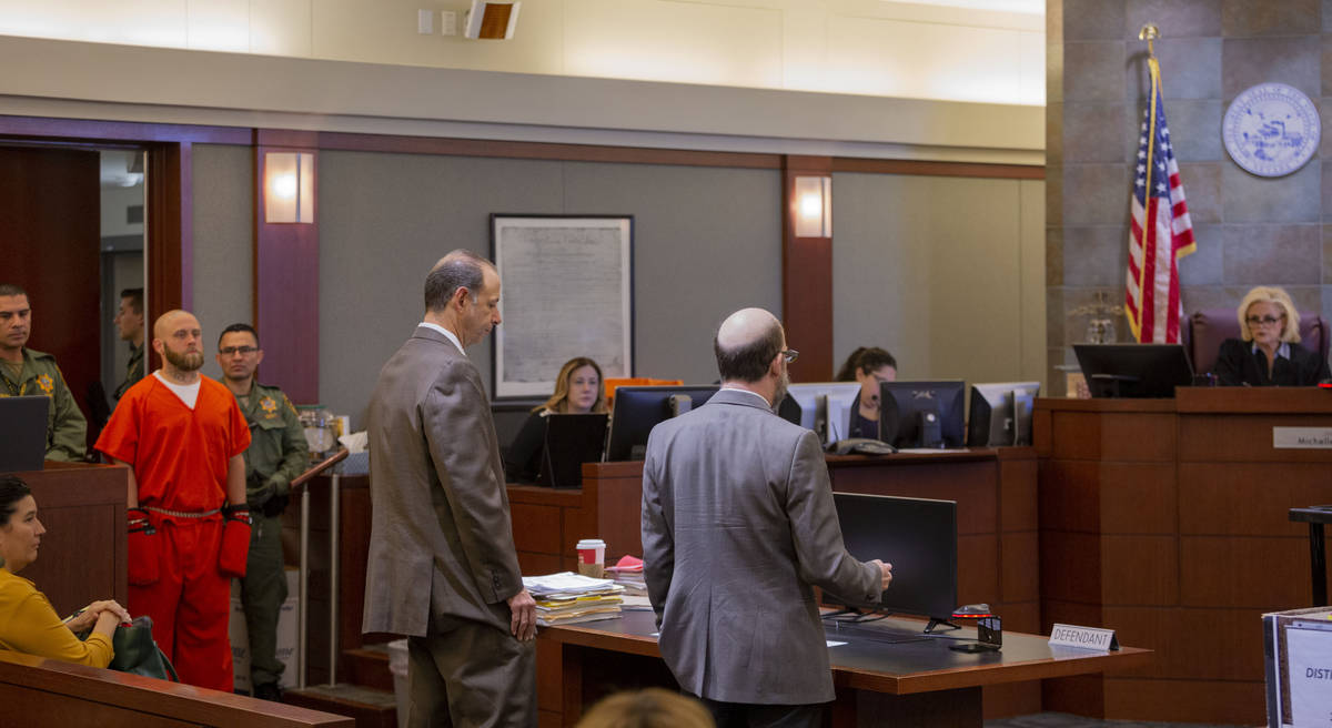 Los abogados defensores Dan Bunin, a la izquierda, y Dayvid Figler hablan con la jueza de distr ...