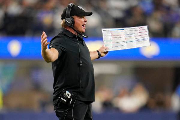 El entrenador de los Raiders de Las Vegas, Jon Gruden, discute una llamada durante la segunda m ...