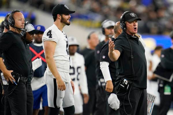 El entrenador de los Raiders de Las Vegas, Jon Gruden, a la derecha, discute frente al quarterb ...