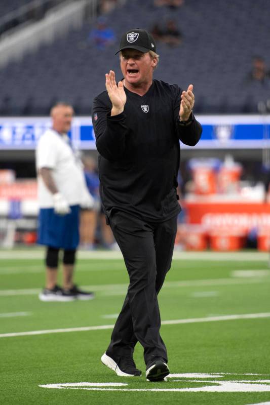 El entrenador de los Raiders de Las Vegas, Jon Gruden, saluda a los jugadores que entran a cale ...