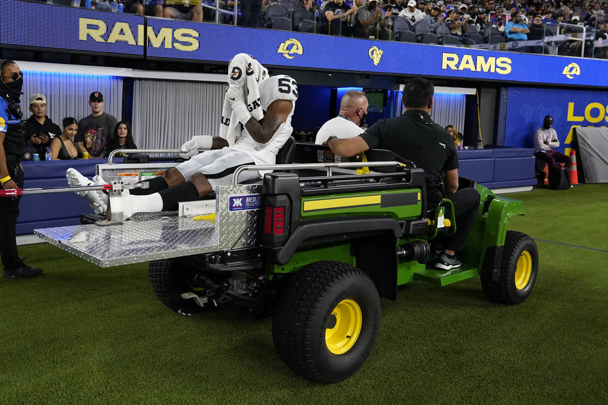 El linebacker de los Raiders de Las Vegas, Javin White (53), es retirado del campo tras una les ...