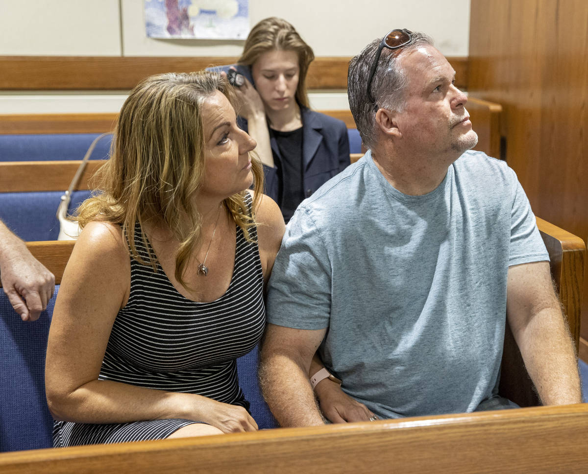 Tami y Marty Slatsky escuchan a la fiscal adjunta del distrito Tina Talim en la audiencia judic ...