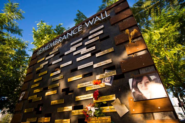 El Remembrance Wall en el Las Vegas Healing Garden el 18 de septiembre de 2019. (Chase Stevens/ ...