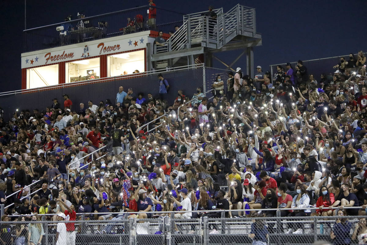 Fans de Liberty High School animan durante la primera mitad de un partido de fútbol americano ...