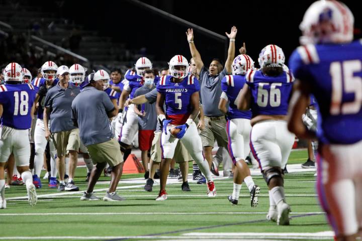 Anthony Jones (5) de Liberty High School celebra su touchdown durante la primera mitad de un pa ...