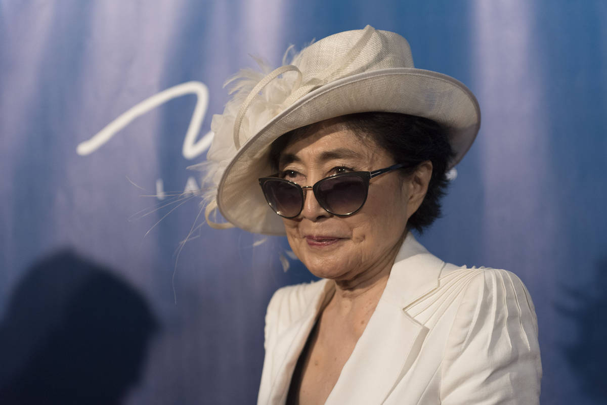 Yoko Ono Lennon posa durante un evento de alfombra roja para celebrar el décimo aniversario de ...