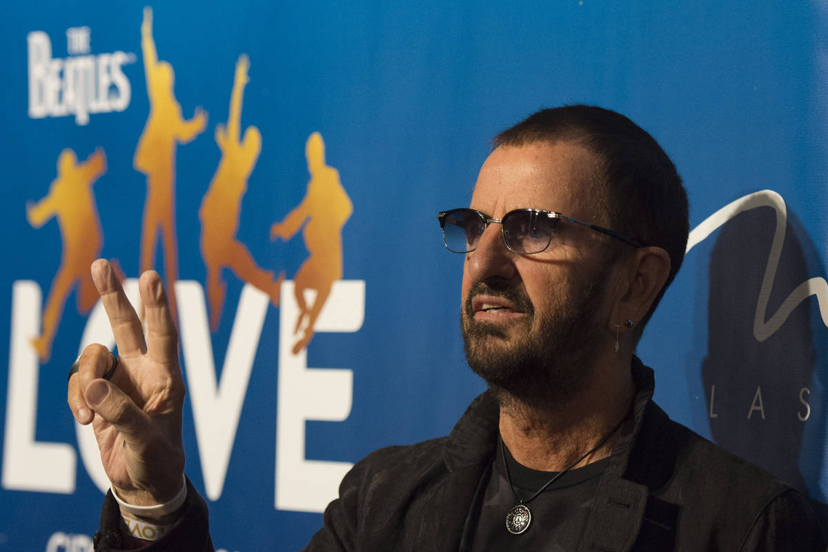 El baterista de los Beatles Ringo Starr, posa durante un evento de alfombra roja para celebrar ...