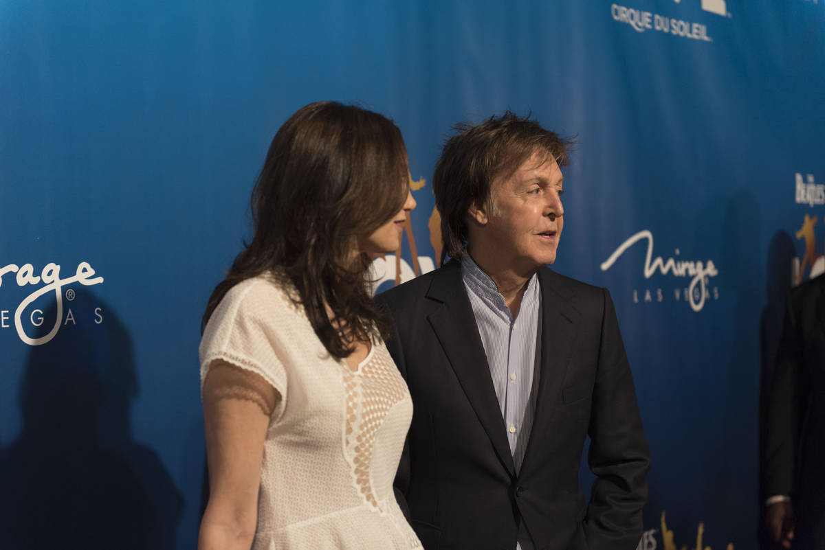 Paul McCartney, a la derecha, y su esposa Nancy Shevell posan durante un evento de alfombra roj ...