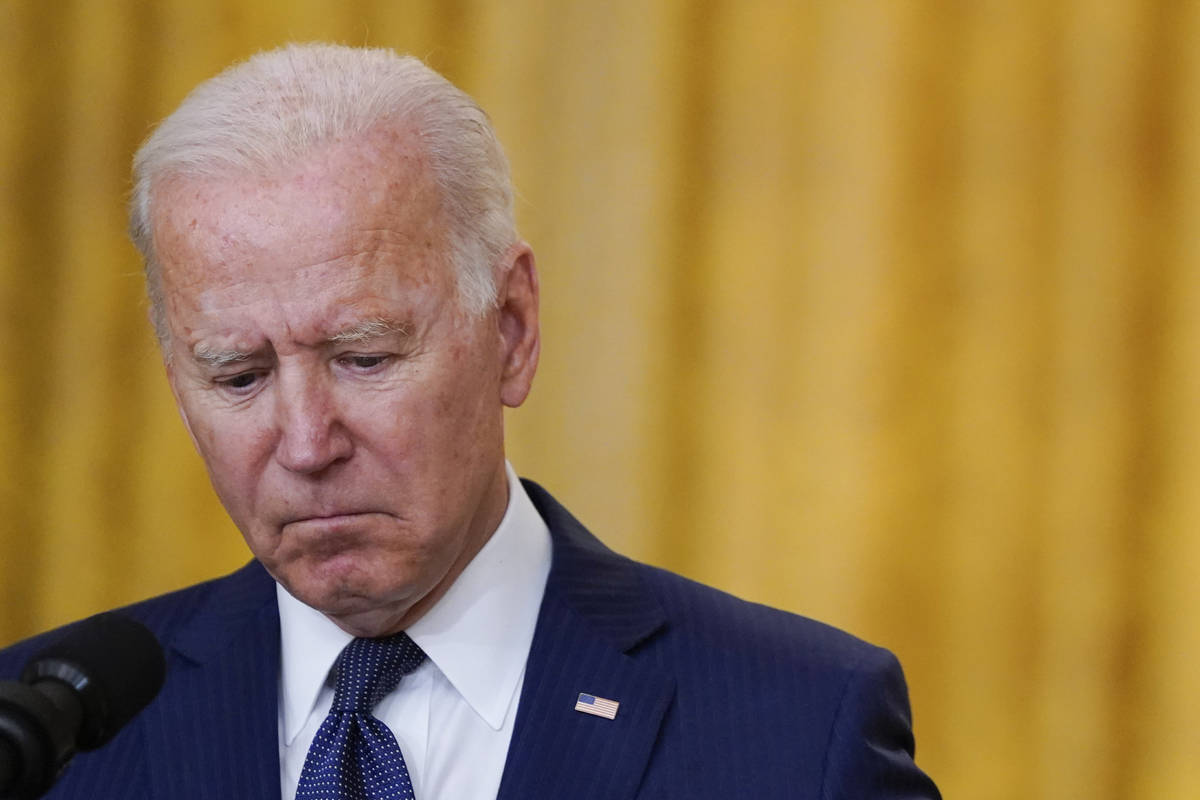 El presidente Joe Biden hace una pausa mientras habla sobre los atentados con bomba en el aerop ...
