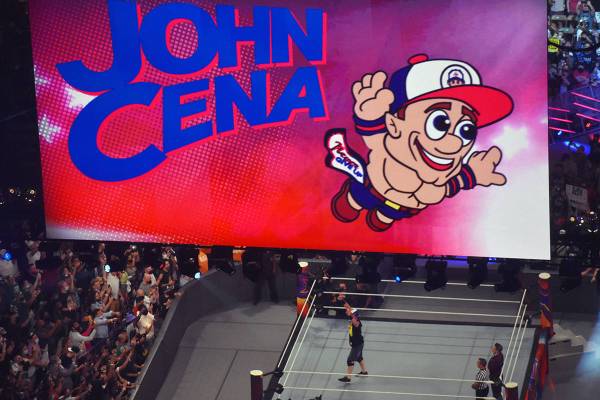 Tratando desde un principio de tomar ventaja y caerle encima a Roman, John Cena se le deja caer ...
