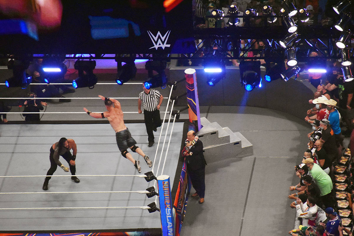 Roman Reign no se dejó tan fácilmente de John Cena y también brincó para tratar de tirarlo ...