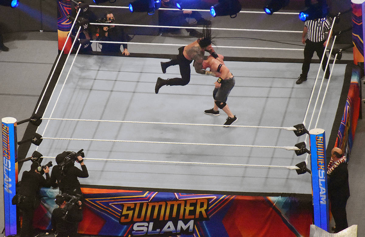 Roman Reing ganó la pelea contra John Cena y con eso mantuvo su título de Campeón Interconti ...