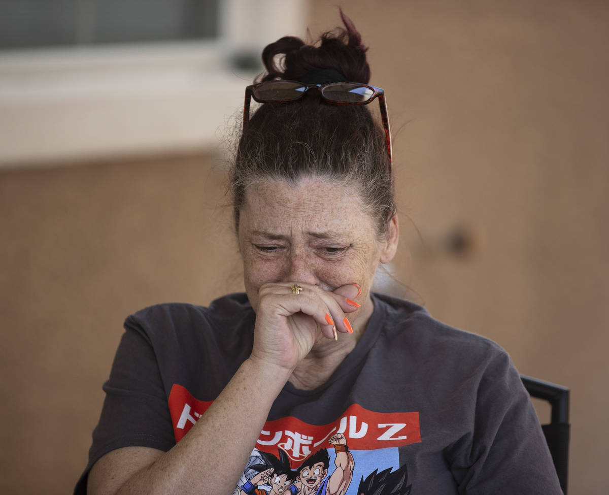 Kassy Robinson llora mientras habla de su hijo Roy Jaggers, de 27 años, de Las Vegas, durante ...