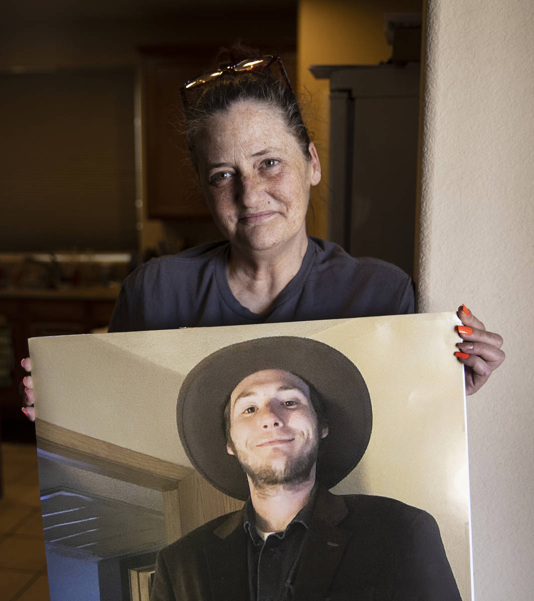 Kassy Robinson sostiene la fotografía de su hijo Roy Jaggers en su casa de Las Vegas el sábad ...