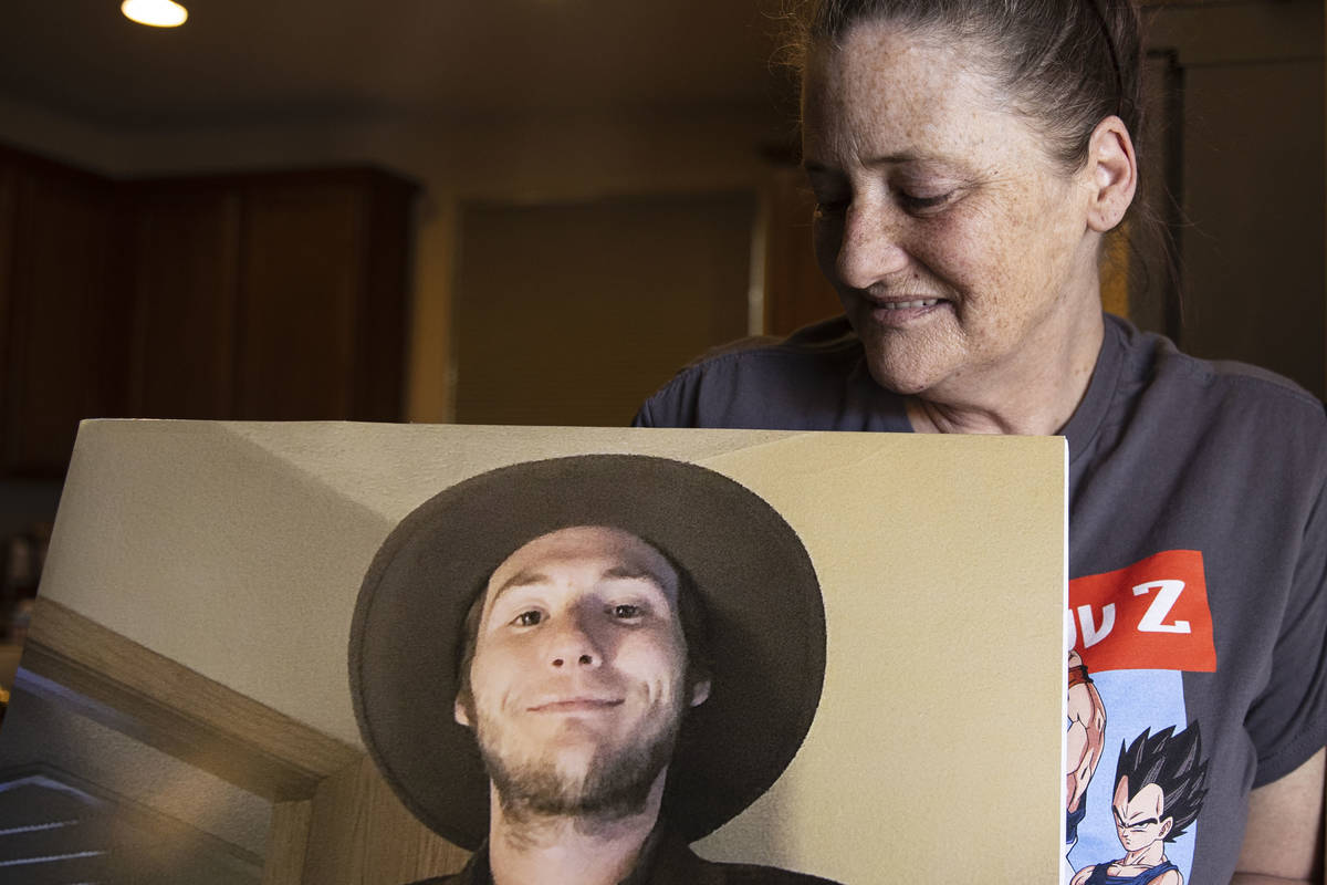Kassy Robinson sostiene la fotografía de su hijo Roy Jaggers en su casa de Las Vegas el sábad ...