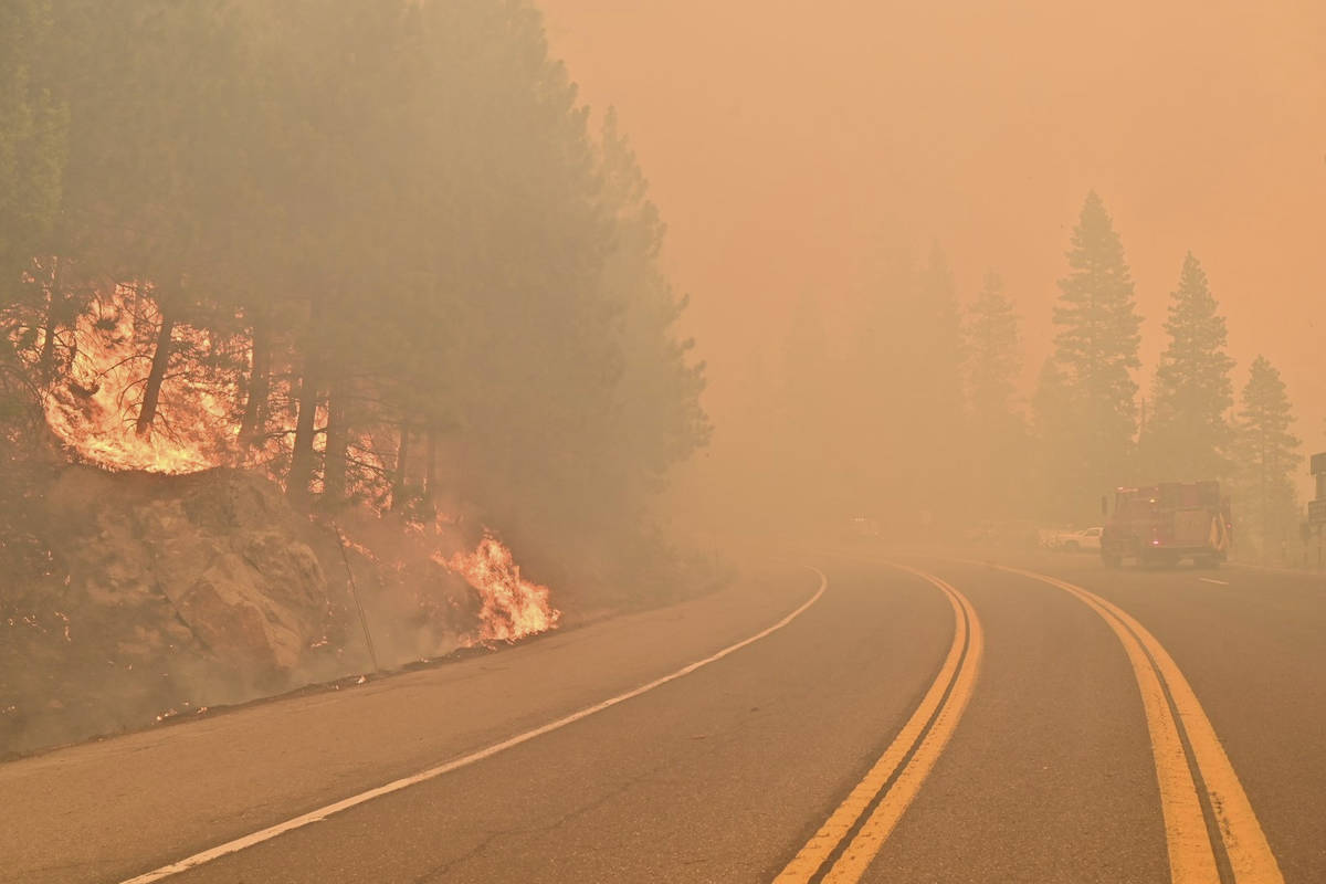 El Caldor Fire arde a ambos lados de la Autopista 50 a unas 10 millas al este de Kyburz, Califo ...