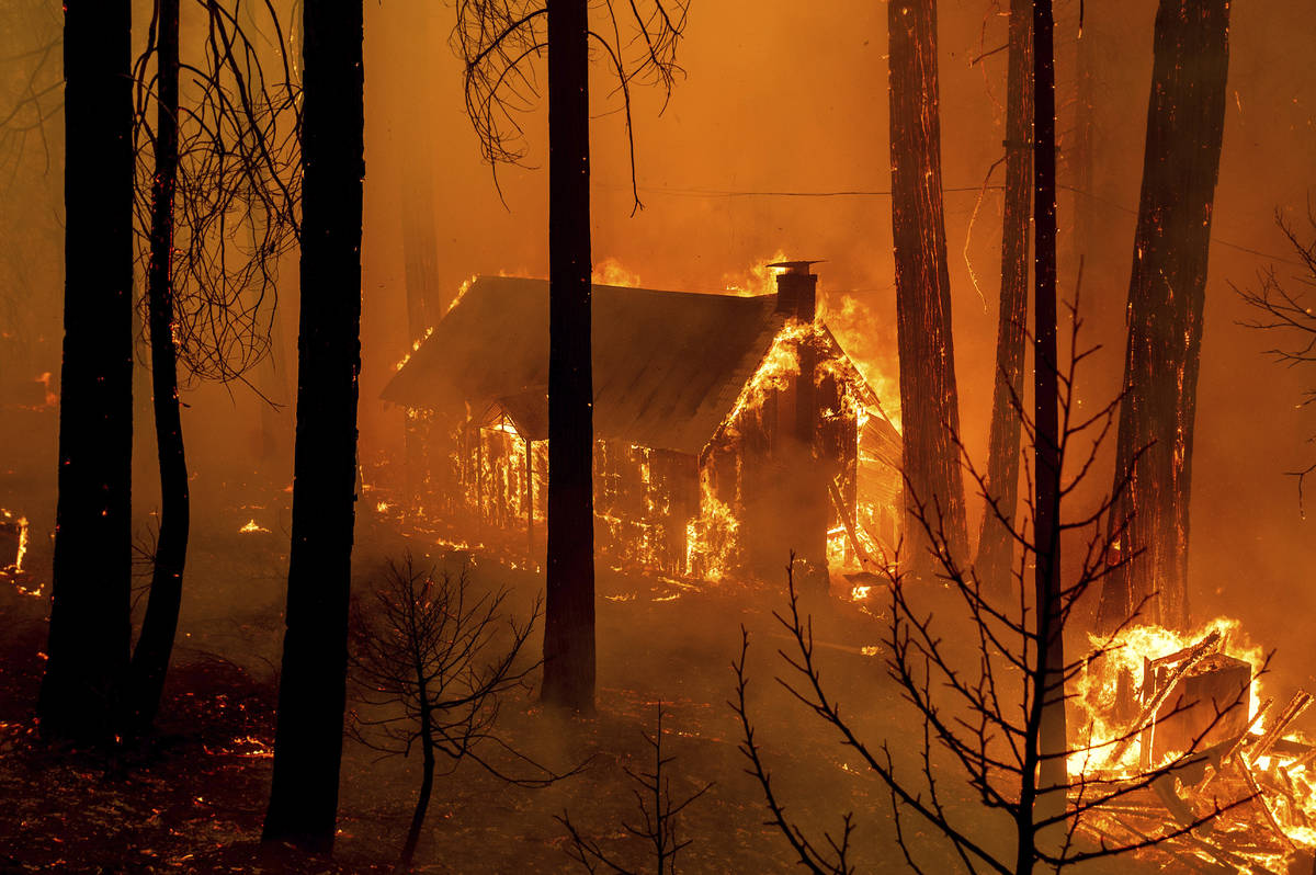 Las llamas del French Fire consumen una estructura en la Highway 155 en Sequoia National Forest ...