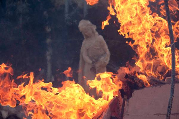 Una escultura en una casa en llamas mientras el South Fire arde en Lytle Creek, Condado San Ber ...