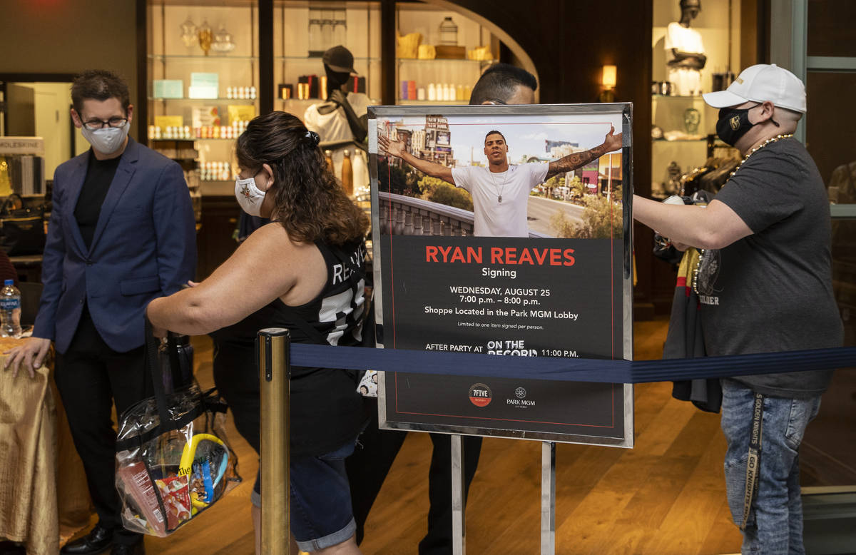 Fans esperan en la fila para conocer al ex jugador de los Golden Knights Ryan Reaves durante un ...