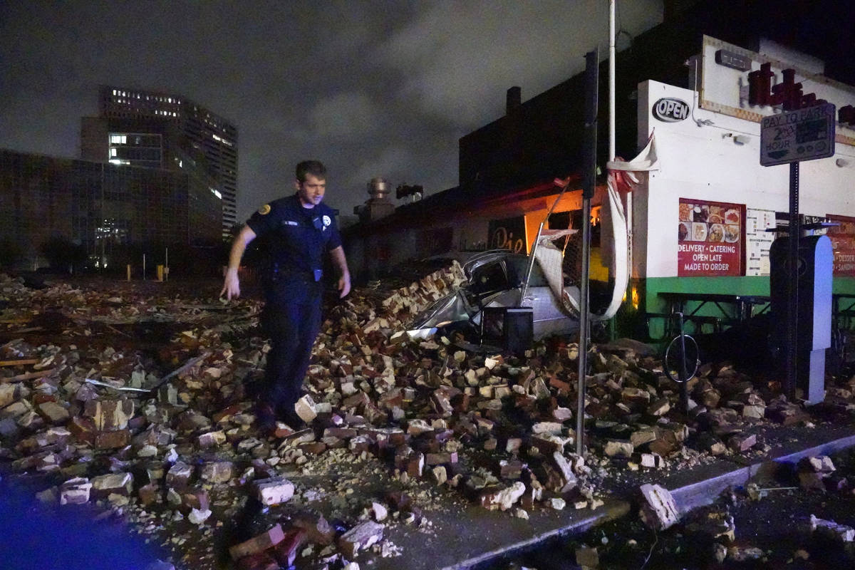 El detective de la policía de Nueva Orleans Alexander Reiter, observa los escombros de un edif ...
