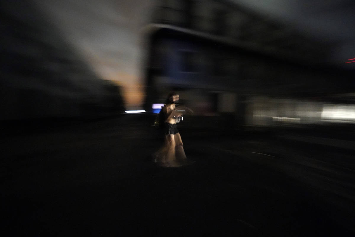 Una mujer camina por la calle Bourbon en el French Quarter tras el paso del huracán Ida en Nue ...
