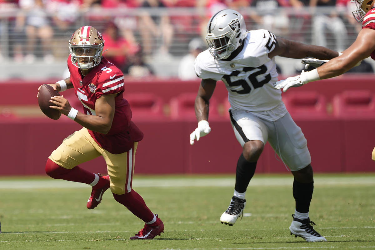 El quarterback de los 49ers de San Francisco, Trey Lance (5), se escapa del defensive end de lo ...