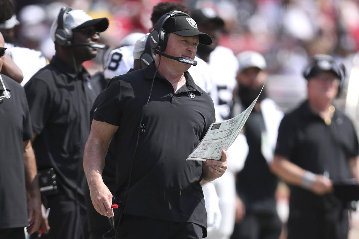 El entrenador de los Raiders de Las Vegas, Jon Gruden, observa durante la segunda mitad de un p ...