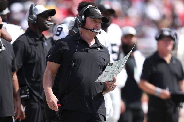 El entrenador de los Raiders de Las Vegas, Jon Gruden, observa durante la segunda mitad de un p ...