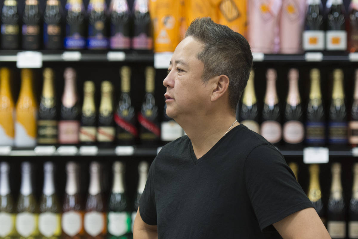 Kenny Lee, presidente de Lee's Discount Liquor, observa a los compradores durante la gran inaug ...