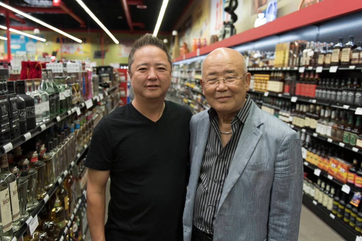 Hae Un Lee, fundador de Lee's Discount Liquor, a la derecha, y su hijo, Kenny Lee, presidente d ...