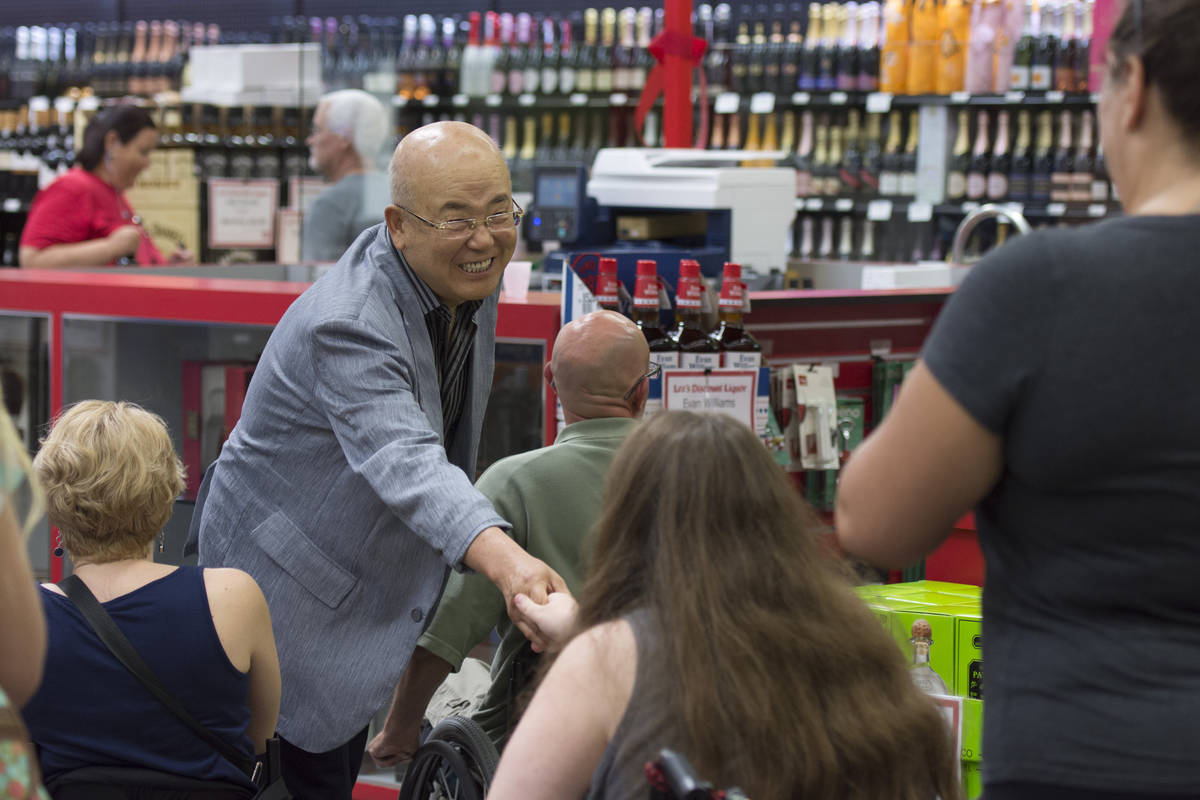 Hae Un Lee, fundador de Lee's Discount Liquor, saluda a los compradores durante la gran inaugur ...