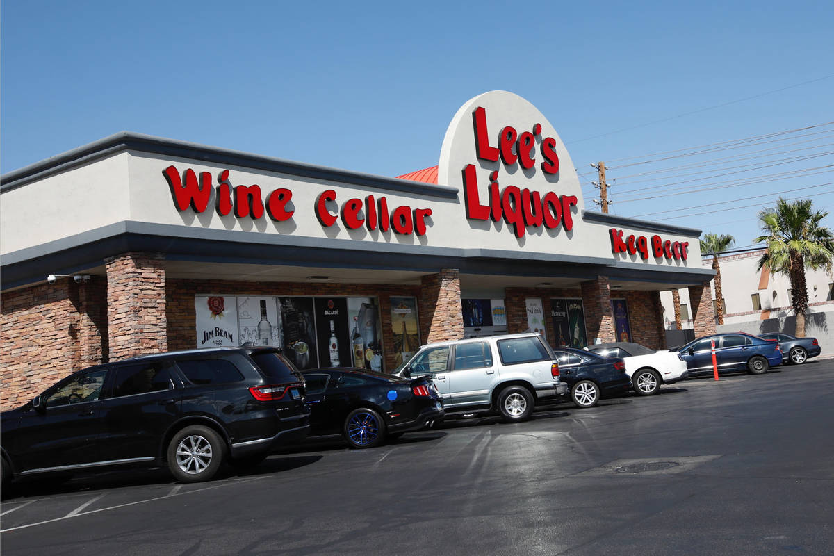 Lee's Discount Liquor en Flamingo Road en Las Vegas, el sábado 28 de agosto de 2021. (Chitose ...