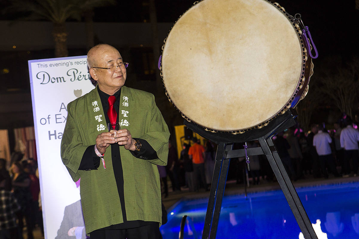 Hae Un Lee, alias Mr. Lee, mira mientras participa en una ceremonia de barriles de sake durante ...